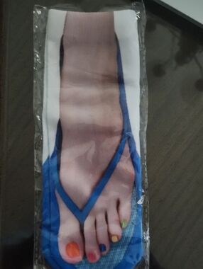 Novelty Flip Flop No-Show Socks with Colorful Toe Design